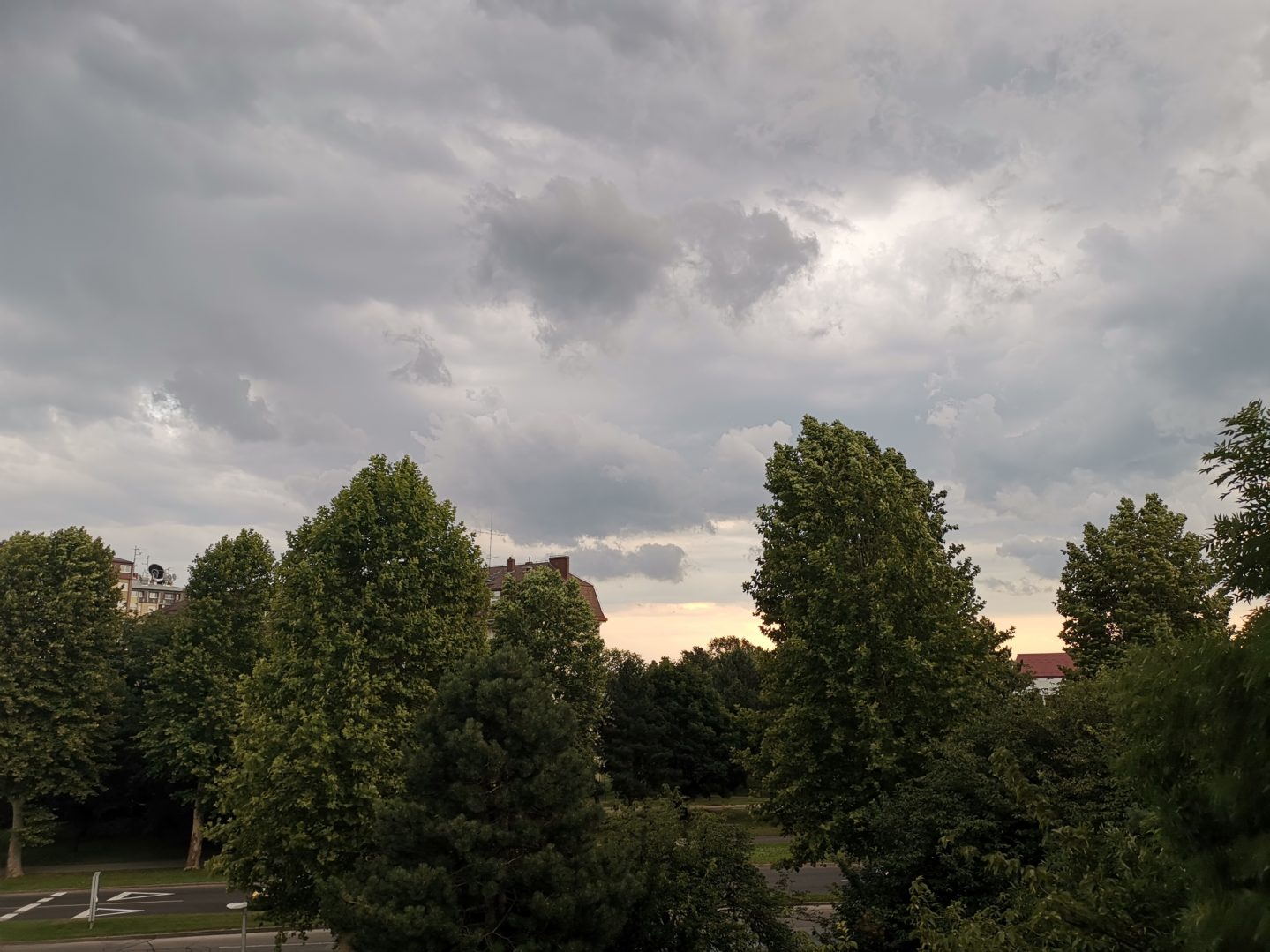 FOTO Grmljavina i jak vjetar u Čakovcu stiže promjena vremena u