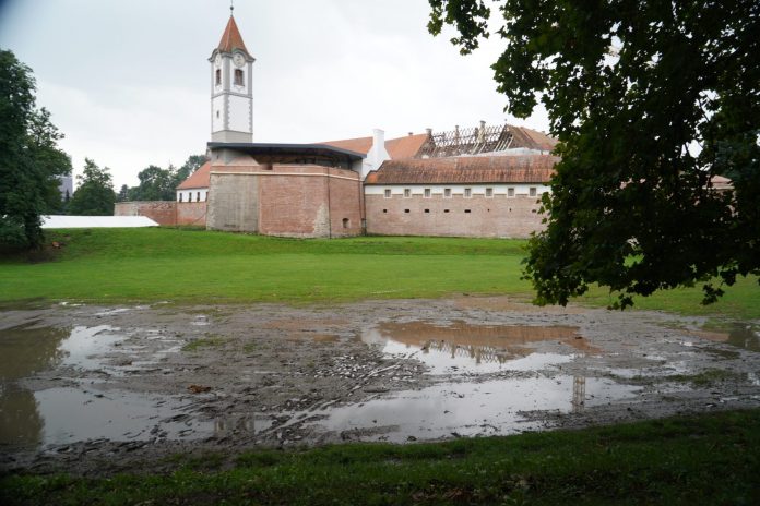 Blato i voda dio su pejzaža u jezeru podno zidina Starog grada u Čakovcu