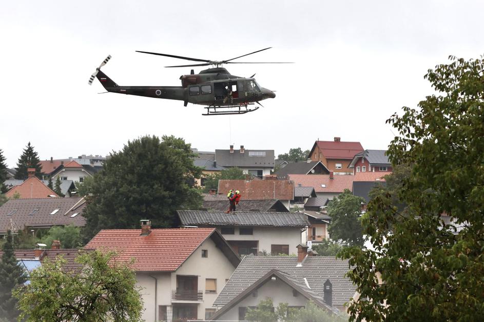 U Sloveniji Vojnim Helikopterom Spa Avaju Ljude Iz Poplave Mnovine Hr