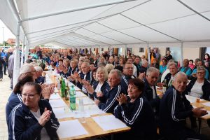 Mnoštvo umirovljenika Međimurja sjedi na klupicama ispod šatora na sportskim susretima u Gornjem Mihaljevcu
