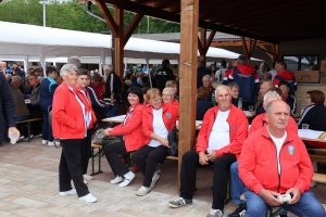Mnoštvo umirovljenika Međimurja sjedi na klupicama ispod šatora na sportskim susretima u Gornjem Mihaljevcu