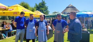 Gradonačenik Srpak uručuje nagradu pobjednicima na kulinarskom natjecanju
