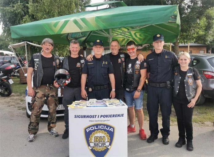 Motociklisti i policijski službenik PP Prelog na štandu
