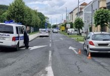 Cesta u Čakovcu na kojoj se nalazi osobno vozilo i policijski kombi