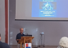 Ivan Lovaković za govornicom na tribini o transcendentalnoj meditaciji